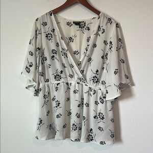 TORRID Black & White Floral Short Sleeve Top